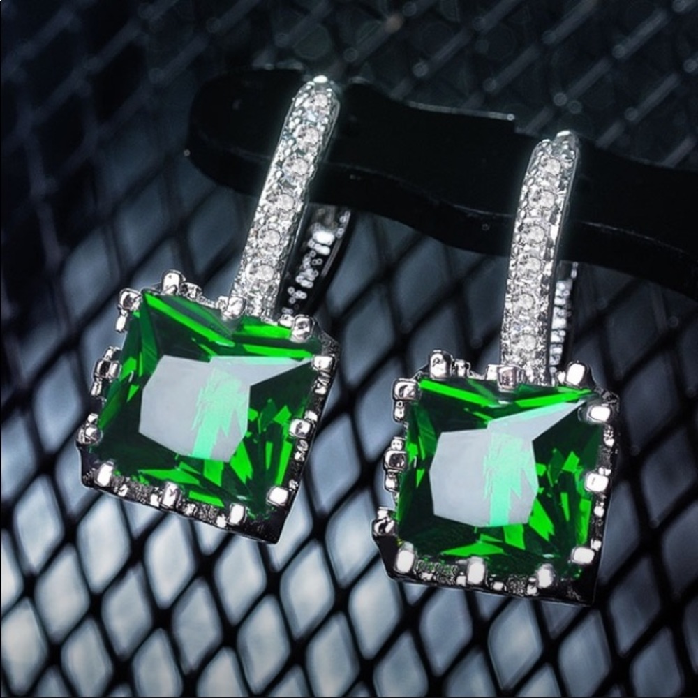💚Emerald 18K Gold Cube Cut Studs, perf PRESENT💚 - Picture 4 of 4